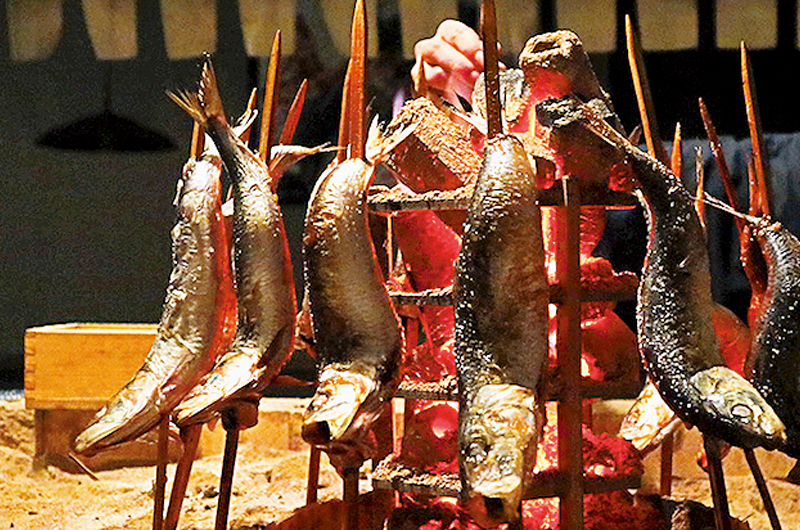 新鮮な魚介類を囲炉裏焼きで味わえる。 おいしい酒と魚にこだわったお 